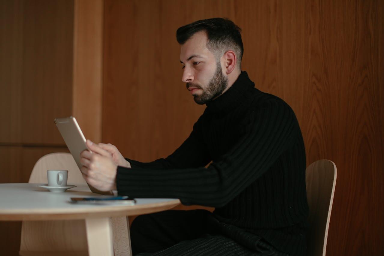 Человек читает познавательную статью на планшете